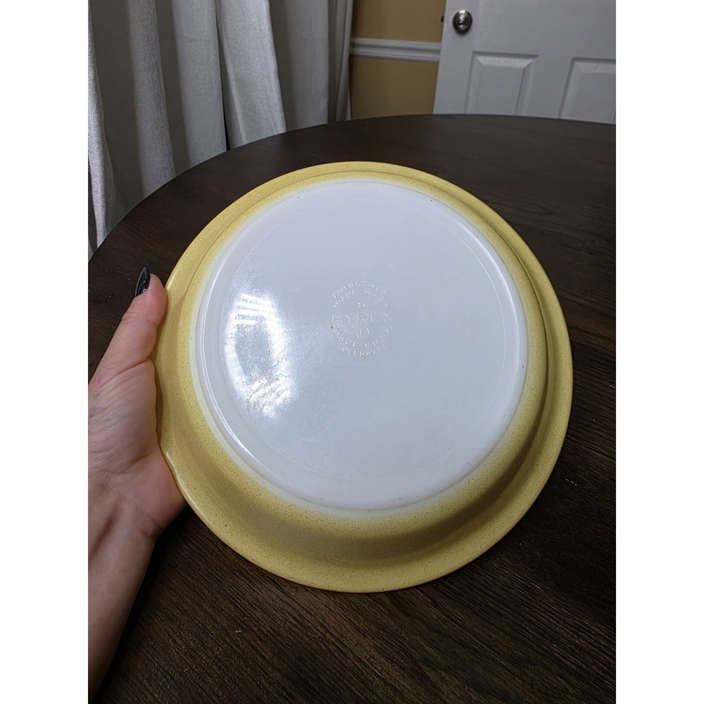 Pyrex Vintage 8.5" Pie Plate Yellow White Milk Glass USA Ovenware Dish 209 - Picture 3 of 12